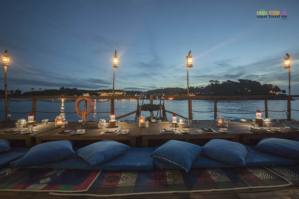 Enjoy at dinner on a kelong that is accessible by a 2 minute boat ride.