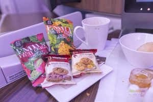Snacking onboard Qatar Airways Business Class (Doha - Singapore QR944) January 2018