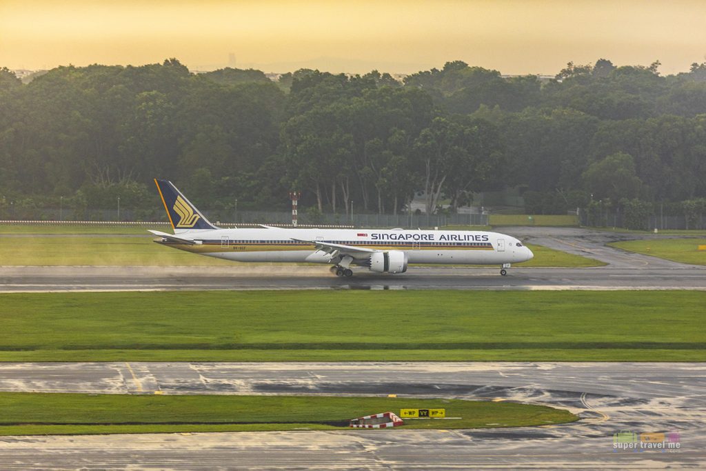 Singapore Airlines A350 landing at Singapore Changi Airport 