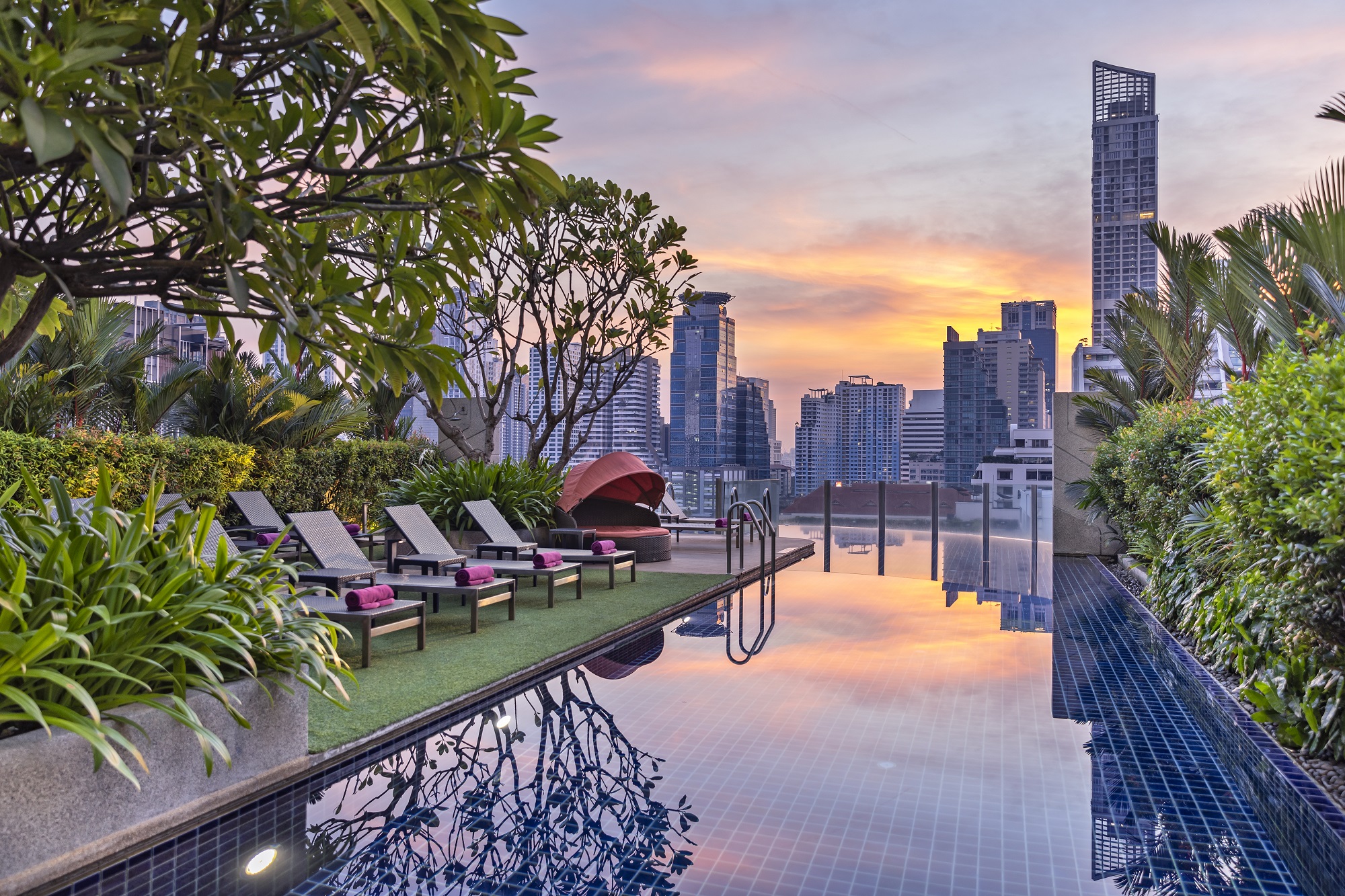 Aloft Bangkok_Splash rooftop pool